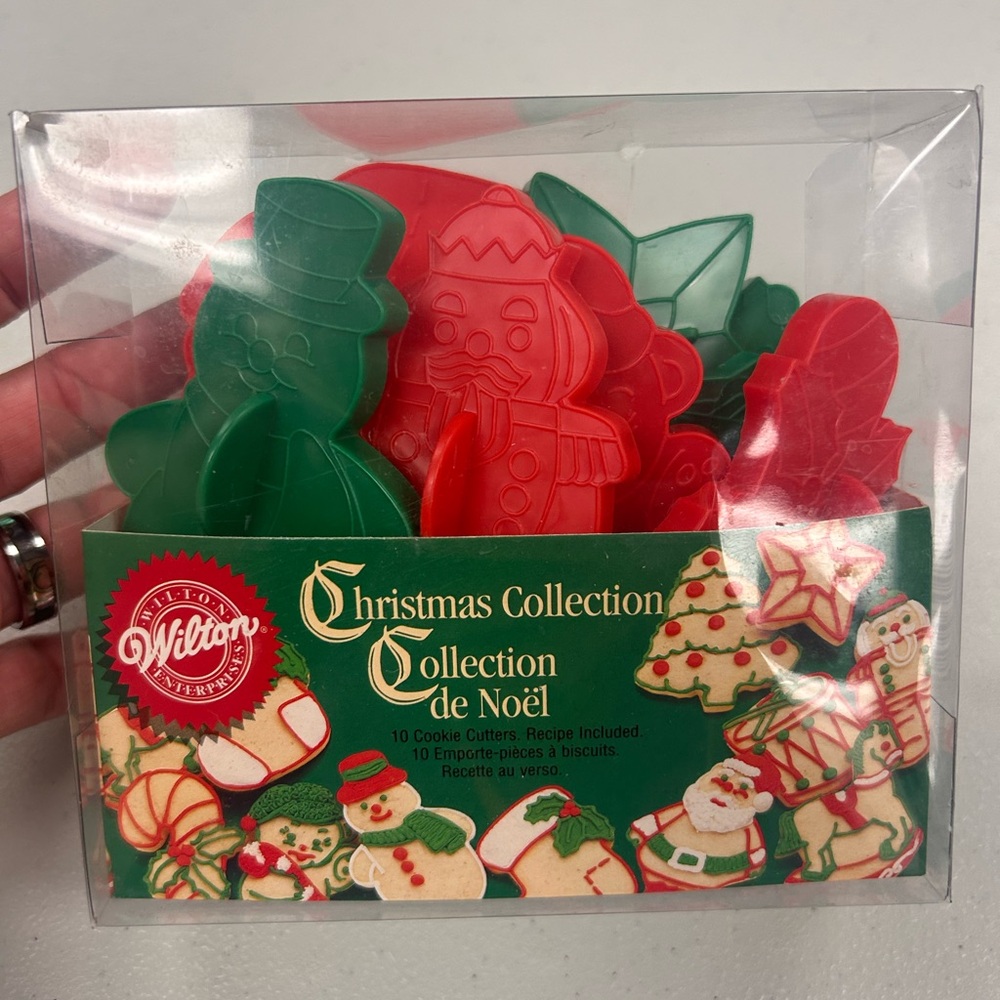 Wilton Festive Cookie Cutter Collection - Red and Green 1998